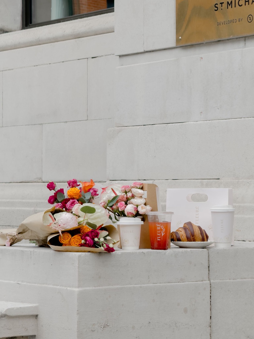 Fleurè bouquets, signature drinks and a pastry styled on stone steps